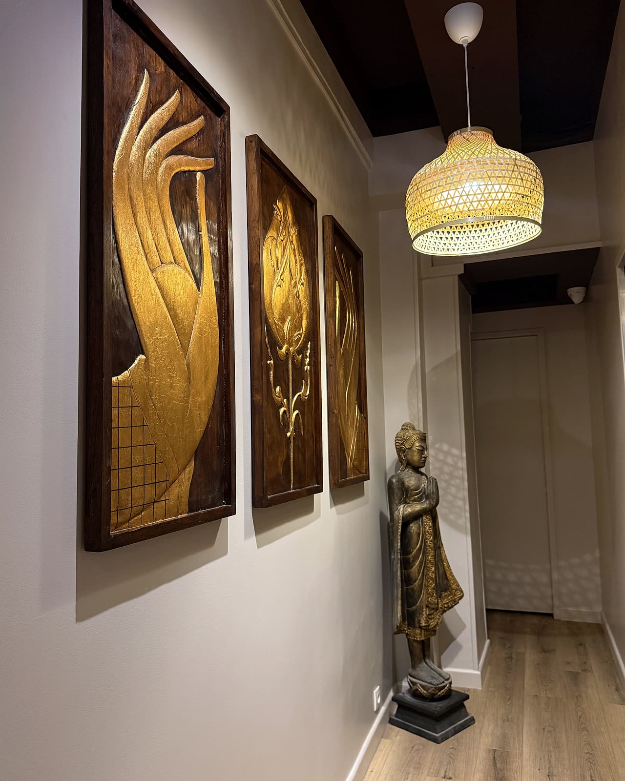 Couloir sombre et chaleureux de HOOM avec un objet thaï